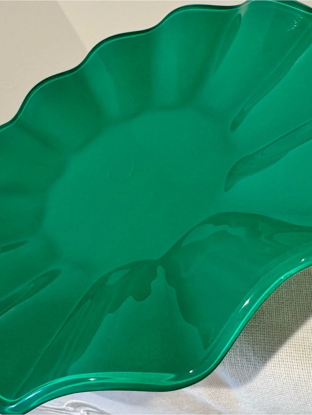 Vibrant Emerald Green scalloped Plate Set  x 2